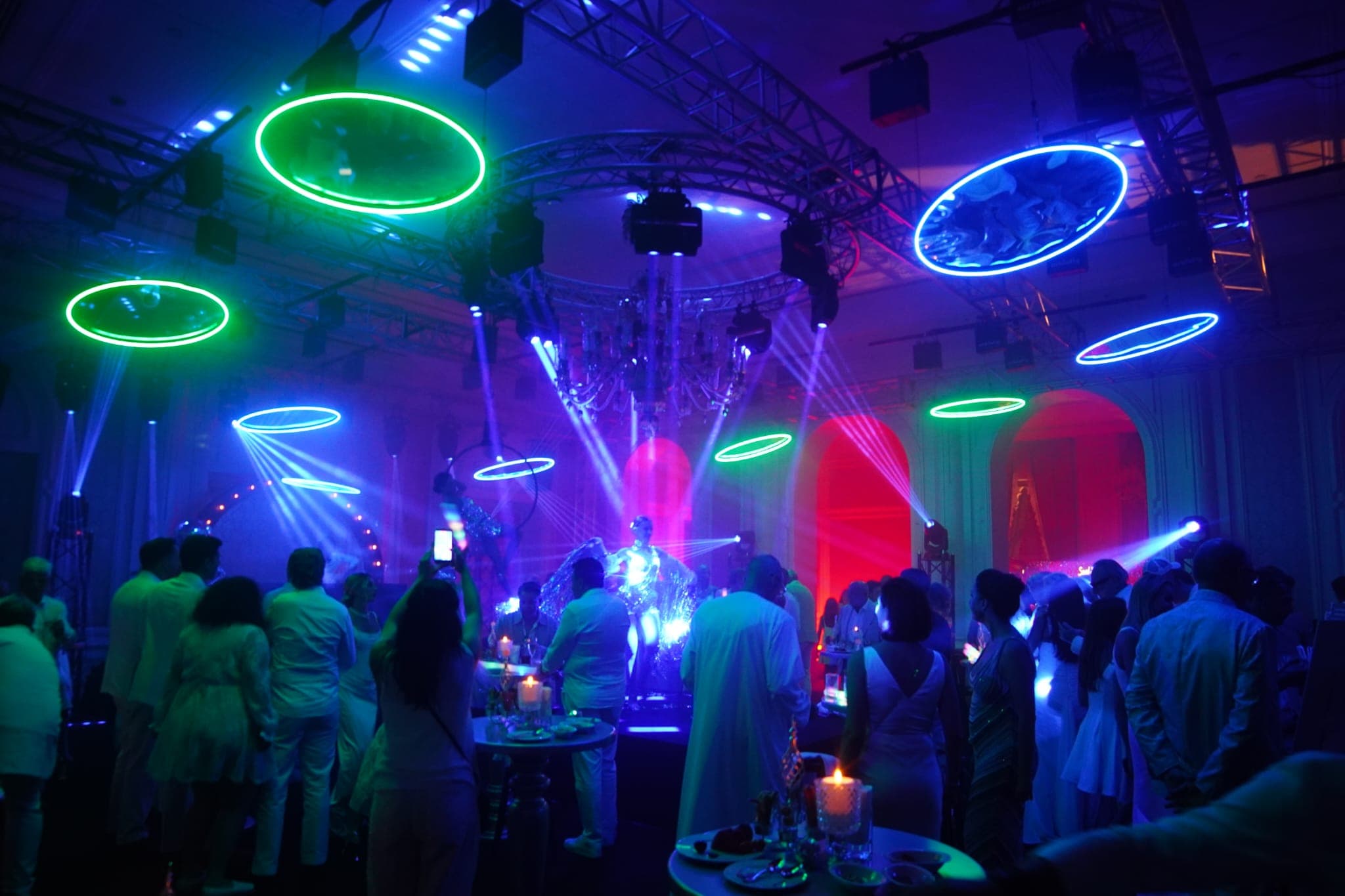 Gece kulübüne dönüştürülen Enderun Salonu, neon ışık halkaları altında davetliler