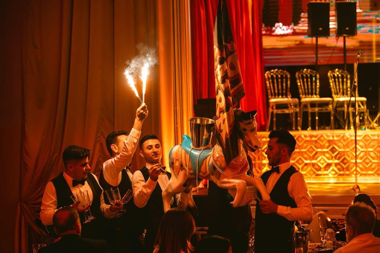 Maytap eşliğinde masaya kutlama servisi yapan ekip