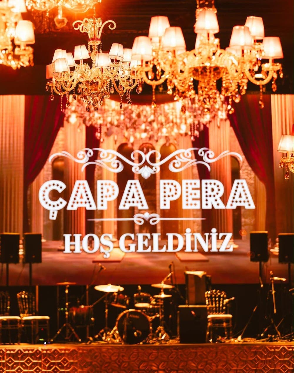 Çapa Pera sahnesinde hoş geldiniz yazısı ve kristal avizeler